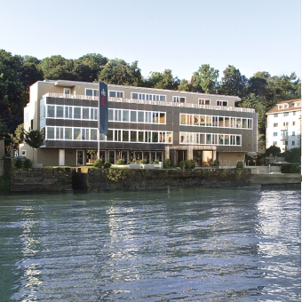 BTV Staad Außenansicht: Großes lange Gebäude mit vielen Fenstern, Lage direkt am See