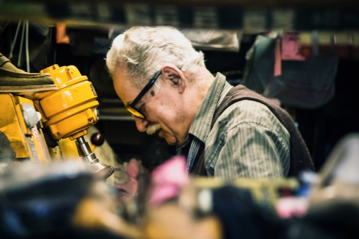 Ein Mann arbeitet in seiner Werkstatt