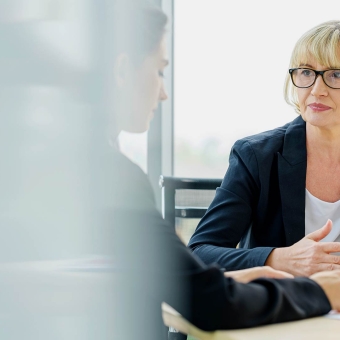 Zwei Businessfrauen unterhalten sich