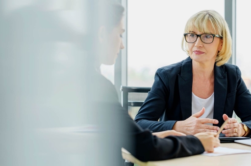 Zwei Businessfrauen unterhalten sich