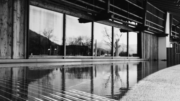 Ein Gebäude mit einem Teich im Vordergrund