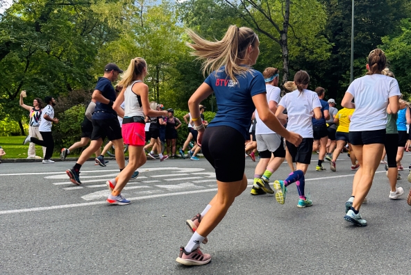 Mitarbeiterin läuft beim Tiroler Firmenlauf