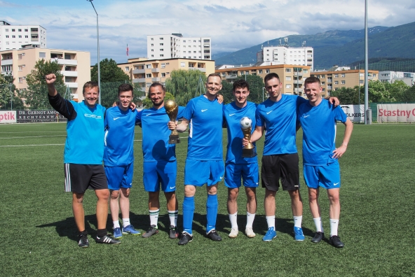 BTV Mitarbeiterinnen in blauen Fußballtrikots beim Teamspirit Sporttag