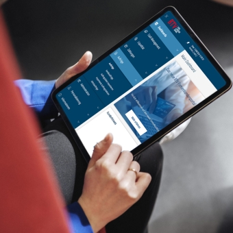 Eine Frau benutzt ein iPad.